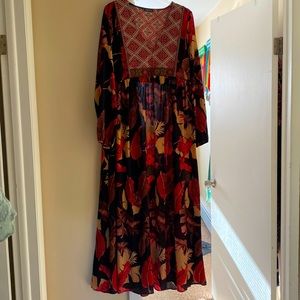 Maxi leaf patterned dress with float sleeves